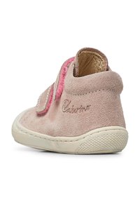 Scarpa in suede rosa con suola in gomma testurizzata, dotata di una cinturina, accenti cuciti e un logo sul lato. Rivestimento interno liscio.