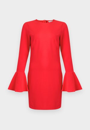 Czerwona, dopasowana sukienka z długimi, dzwonowymi rękawami, okrągłym dekoltem i zamkiem błyskawicznym z tyłu. Materiał jest gładki, w jednolitym kolorze, bez wzorów.