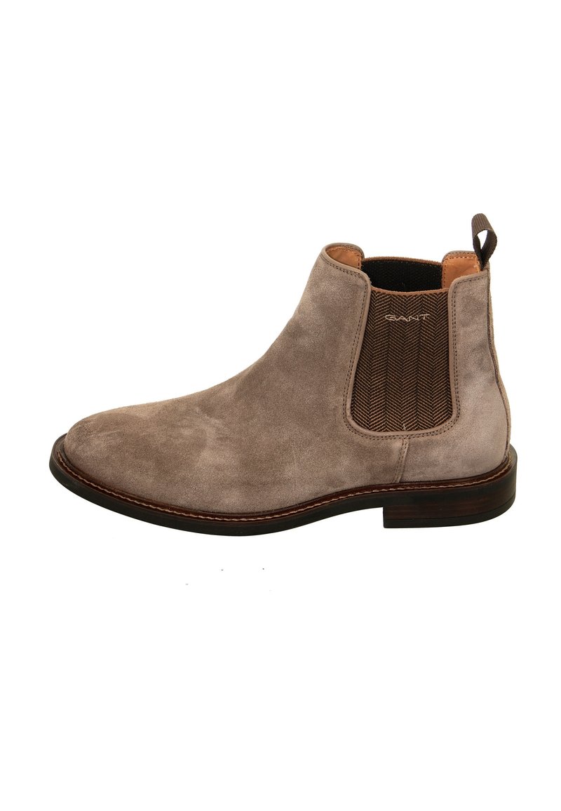 Botte Chelsea en daim marron avec panneau latéral élastique, languette au talon et semelle en bois basse superposée.
