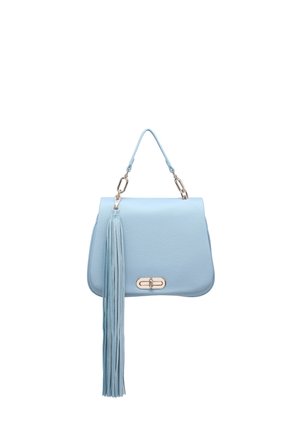 Sac à main en cuir bleu clair avec poignée supérieure, fermoir argenté et long pompon assorti suspendu sur le côté gauche.
