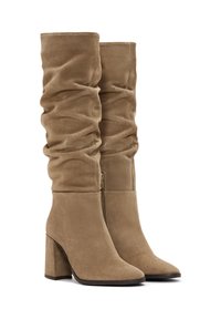 Beige, slouchy kniehoge laarzen van suede met een vierkante neus en een chunky hak. Voorzien van een zijrits voor sluiten.