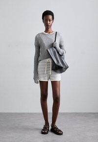 KNITID STRIPE - Lühikesed püksid - gray