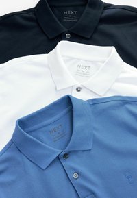Tre polo skjorter: navy, hvid og lyseblå. Funktioner inkluderer en klassisk krave, knaplukning, ribbede manchetter og broderet logo.