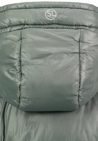 Pufferjack in gedempt groen met een glanzende, gladde textuur. Voorzien van een grote capuchon en gestikte details; opvallend SL Studio-logo aan de bovenkant.