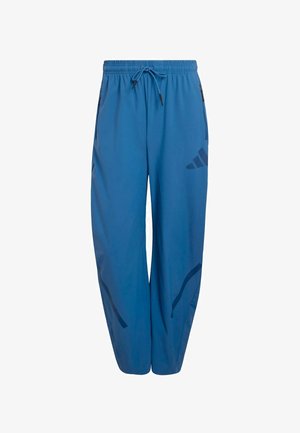 Pantalones deportivos azules hechos de tela ligera, con una cintura elástica con cordón y patrones de acento negro en los costados.