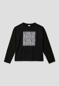 Schwarzes Langarm-T-Shirt mit einer quadratischen Grafik, die überlagernden Text in Grautönen zeigt, zentriert auf der Vorderseite. Glatte Textur, lässiger Schnitt.