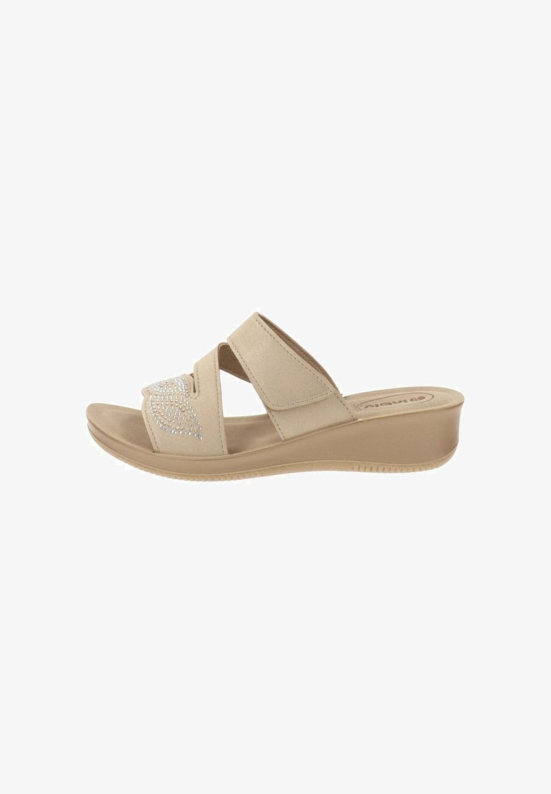 Sandali wedge beige con due cinghie incrociate, una parte superiore testurizzata e strass decorativi nella zona delle dita, dotati di una suola imbottita.