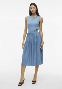 Modrá, bezrukávová sukňa s priliehavým korzetom a plisé sukňou, siahajúcou po polovicu lýtok. Hladká textúra, žiadne viditeľné vzory, jednoduchý dizajn.
