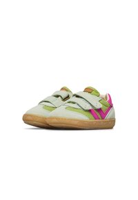 Chaussures de sport Velcro avec un dessus en daim vert clair, des accents en maille, des rayures roses et une semelle en caoutchouc beige avec une texture antidérapante.