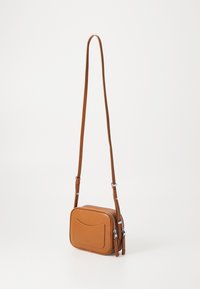 Borsa a tracolla in pelle marrone di forma rettangolare, con una tasca frontale curva, due compartimenti con zip e tracolla regolabile.