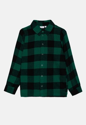 Grün-schwarz kariertes Langarmhemd mit Kragen und Druckknöpfen an der Vorderseite, flach auf weißem Hintergrund ausgebreitet.