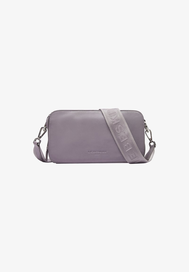 Helllila-Leder-Crossbody-Tasche mit einem strukturierten Trageriemen, der den eingeprägten Markennamen trägt. Rechteckige Form mit glatter Oberfläche.