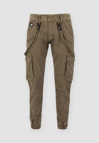 Pantalones cargo en verde olivo, con múltiples bolsillos laterales, correas ajustables y puños elásticos. Confeccionados en tejido duradero con una textura suave.