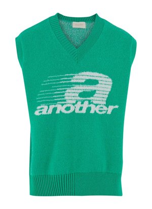 Zeleni bezrukavnik s V-izrezom, teksturirana tkanina. Sadrži bijeli natpis "another" i grafičke elemente. Rebrasti rub.