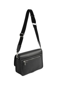 Czarna skórzana torba na ramię o teksturowanym wykończeniu, z regulowanym materiałowym paskiem, przednią kieszenią na zamek oraz strukturalnym kształtem.