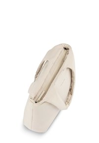 Beige vadderad väska med rektangulär form, utformad med ett toppdragkedja och dubbla handtag. Slät tygtextur med minimalistisk design.