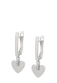 Zilverkleurige oorbellen met hartvormige hangers. Elk hart heeft een kleine rij heldere stenen, wat een decoratief element toevoegt.