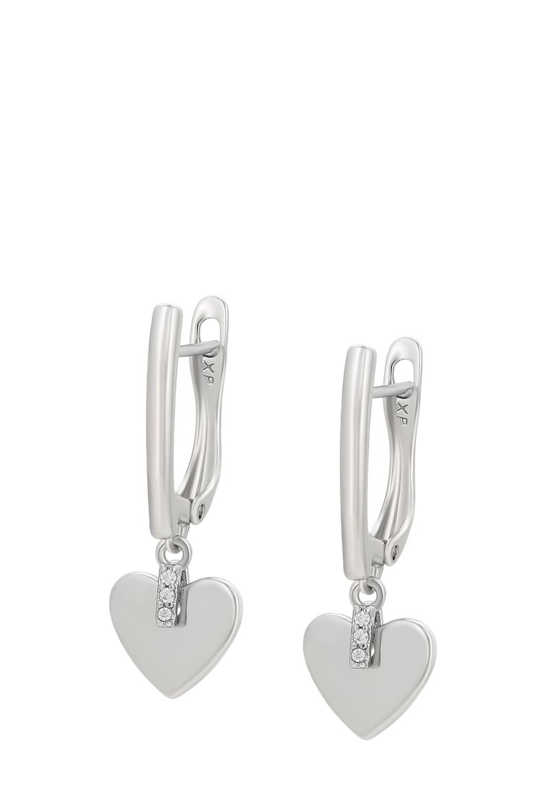 Zilverkleurige oorbellen met hartvormige hangers. Elk hart heeft een kleine rij heldere stenen, wat een decoratief element toevoegt.
