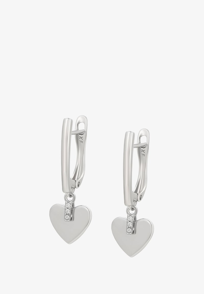 Zilverkleurige oorbellen met hartvormige hangers. Elk hart heeft een kleine rij heldere stenen, wat een decoratief element toevoegt.