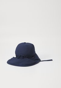 Chapeau seau bleu marine en tissu doux, avec une large visière, des détails froncés sur les côtés et une sangle sous le menton réglable.