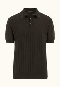 Mörkbrun kortärmad polo med ribbad struktur, treknappsstängning och klassisk krage. Slät tyg med figursydd nederkant.