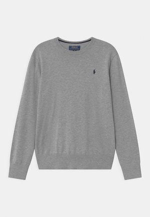 Pull en coton gris avec un col rond, des manches longues et des poignets côtelés. Présente un petit logo bleu marine sur la poitrine gauche.