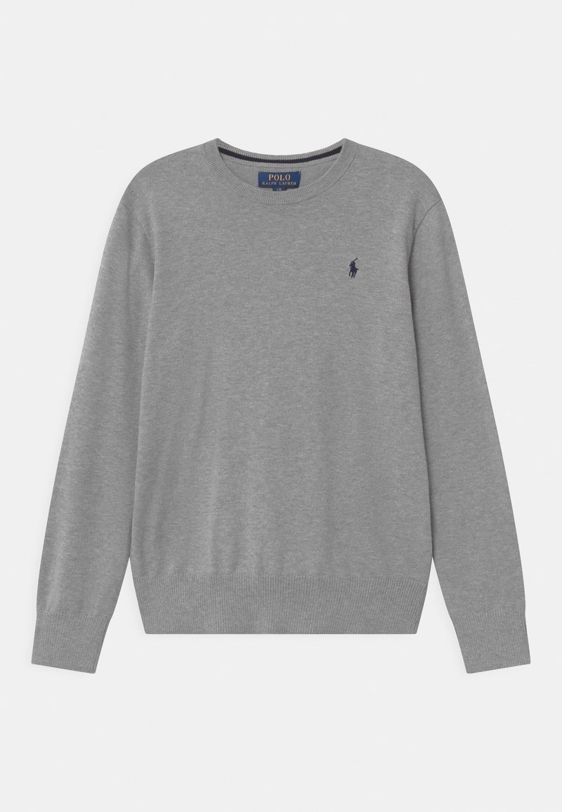 Pull en coton gris avec un col rond, des manches longues et des poignets côtelés. Présente un petit logo bleu marine sur la poitrine gauche.