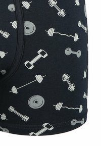 Czarne bokserki z powtarzającym się szarym wzorem sprzętu do podnoszenia ciężarów, przedstawiającym hantelki i talerze. Gładki, elastyczny materiał.