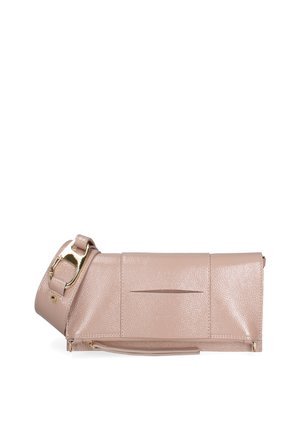 Hellrosa strukturierte Leder-Clutch mit überlappender Klappe, goldener Schnalle an breitem Riemen und Reißverschluss am Boden, dargestellt auf weißem Hintergrund.
