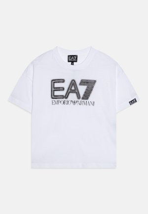 T-shirt blanc à manches courtes avec logo noir « EA7 Emporio Armani » sur le devant et petite étiquette noire EA7 sur la manche gauche.