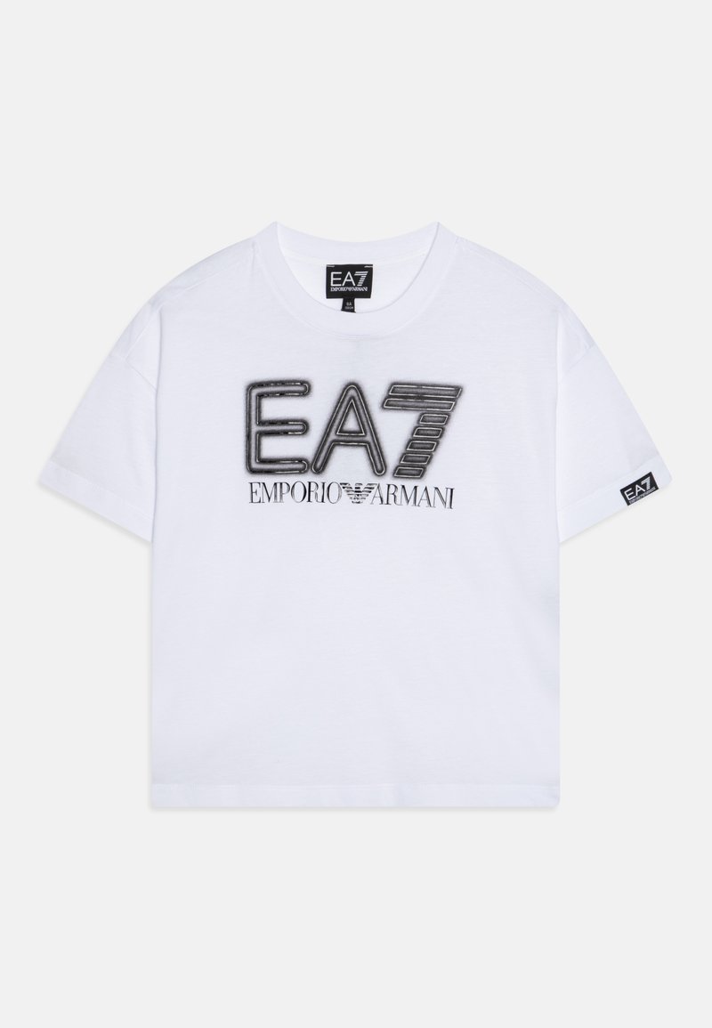 T-shirt bianca a maniche corte con logo nero "EA7 Emporio Armani" sul davanti e piccola etichetta nera EA7 sulla manica sinistra.
