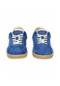 Modré semišové tenisky s bílými šňůrkami, gumovými podrážkami a prošitým designem. Logo značky viditelné na jazyku s třemi barevnými akcenty.