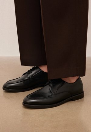 Kazar THEOSSO - Fűzős cipők - black