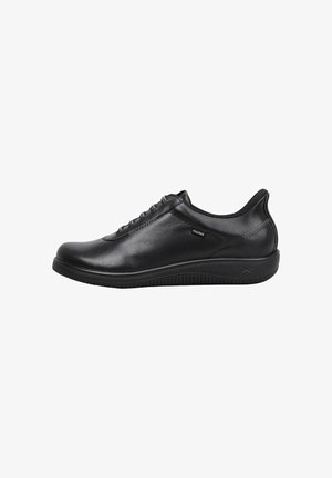 Chaussure basse en cuir noir avec un design à lacets, semelle rembourrée et étiquette de marque subtile sur le côté, présentée en vue de profil.