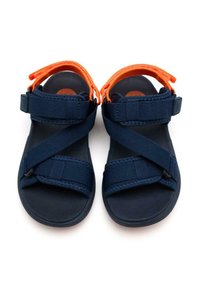 Sandales bleu marine avec des accents orange, dotées de sangles ajustables et de semelles texturées pour une meilleure adhérence. Matériau léger avec un design plat.