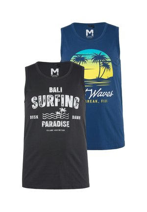 Dwa męskie bezrękawniki, jeden czarny z napisem „Bali Surfing Paradise”, drugi niebieski z grafiką palm i zachodu słońca.