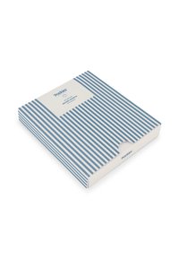 Emballage de boxers mettant en avant un fond blanc avec des rayures verticales bleues, une texture lisse et une découpe pour un accès facile.