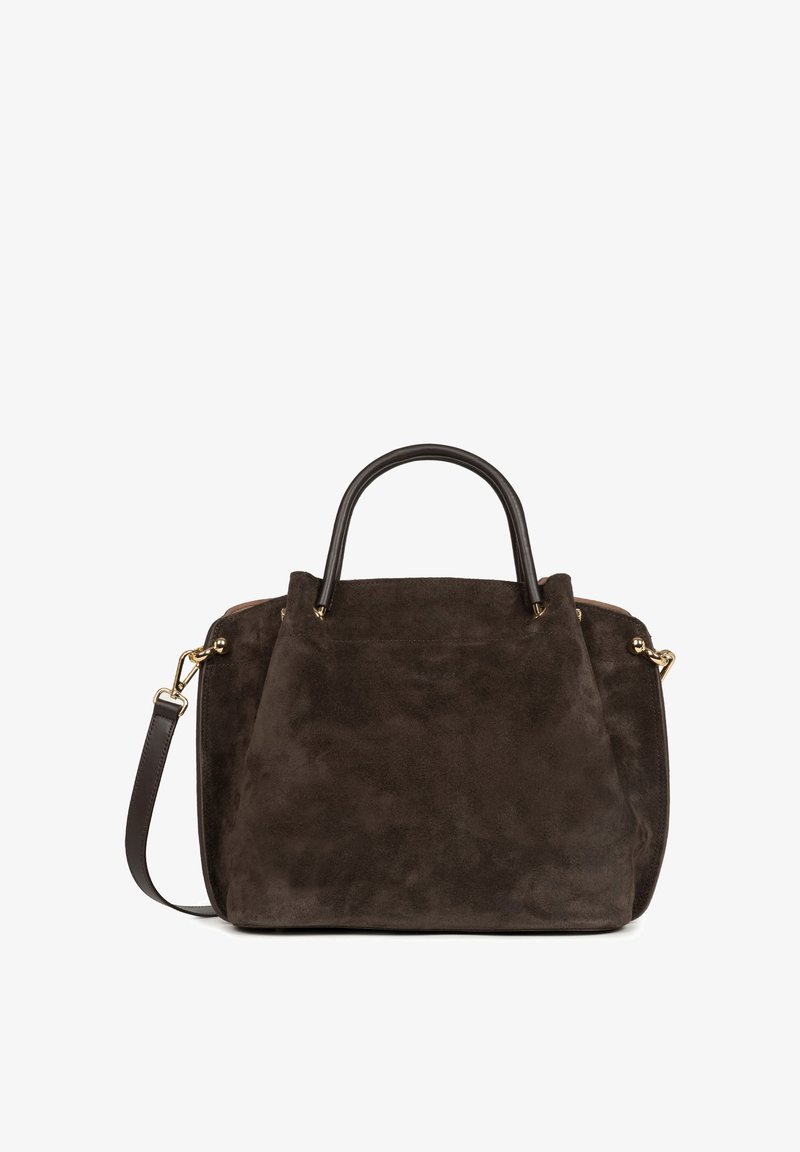 Sac à main en daim brun foncé avec poignées arrondies et bandoulière noire détachable avec fermoirs dorés, présenté sur fond blanc.