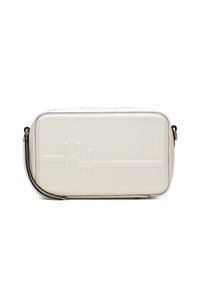 Bílá texturovaná kožená crossbody taška v obdélníkovém tvaru, se zlatě vyraženými liniemi a tenkým černým popruhem. Podrobné prošívání na okrajích.