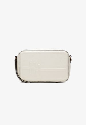 Bolso bandolera blanco de piel texturizada con forma rectangular, que presenta líneas embosadas y una delgada correa negra. Bordes con costura detallada.