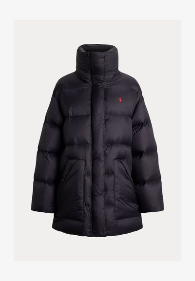 Zwarte lange gewatteerde winterjas met hoge kraag, twee voorzakken met rits en klein rood geborduurd logo op de borst.