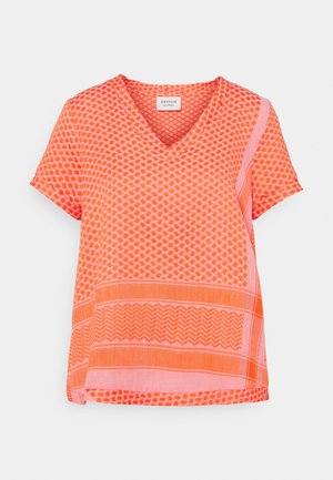 Haut à manches courtes de couleur orange et rose avec un motif à col en V, comportant des dessins géométriques et rayés, fabriqué en tissu léger.