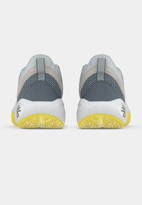 Sneakers mit einer grauen und blauen Mesh-Oberfläche, gepolstertem Fersenbereich, weißer Mittelsohle und gelber Gummiaußensohle mit strukturierten Mustern.