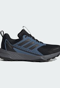 Czarne i niebieskie buty sportowe z teksturowaną cholewką, z trzema paskami, gumową podeszwą i pętlą do zakupu. Charakteryzują się lekkimi, przewiewnymi materiałami.