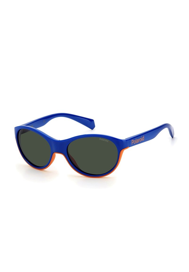 Occhiali da sole blu e arancioni con lenti scure. Montatura in plastica con un design curvo e bracci affusolati. Logo "Polaroid" stampato sul lato.
