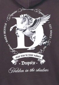 Dunkelgrauer Kapuzenpullover mit einem großen weißen Grafikdruck eines aufbäumenden geflügelten Pferdes und dem Buchstaben "D", begleitet von Textelementen und einem dekorativen Banner.