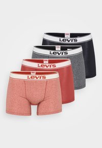 Štiri para Levi's bokseric v rdeči, sivi, temno modri in svetlo rdeči barvi. Vsak imam bel pas z napisom blagovne znamke.