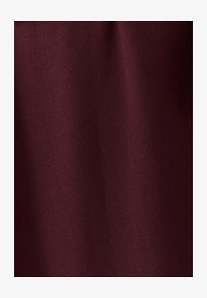 Bordová látka s hladkou textúrou a jemným vzorom, mäkko padajúca, ukazujúca svetelné pohyby a bohatú, hlbokú farbu.