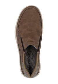 Bruine leren instap schoen met een gestructureerd oppervlak, elastische zijkanten en een contrasterend grijs stoffen paneel. Gevoerde binnenzool zichtbaar.
