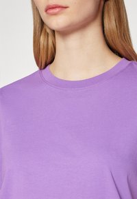 Pieces PCRIA SOLID TEE - T-shirts - bellflower